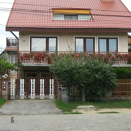 Misi Vendeghaz Apartmán Alsóörs